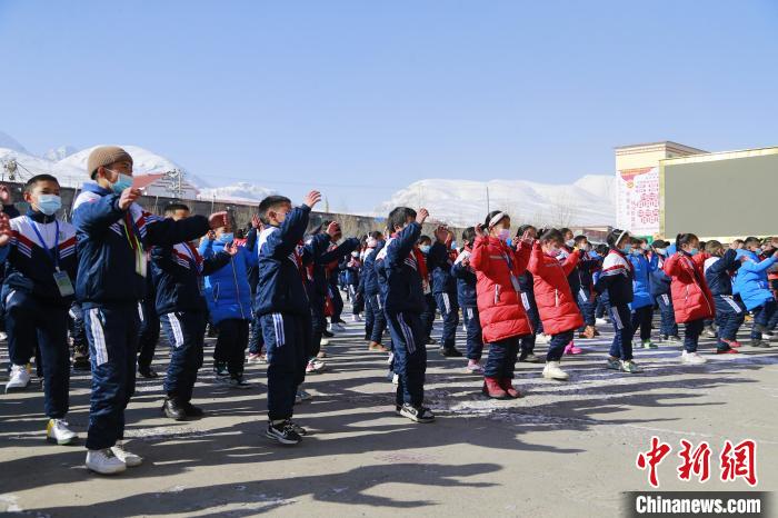 圖為學(xué)生跳起歡快的藏族舞蹈迎接新學(xué)期?！●R銘言 攝