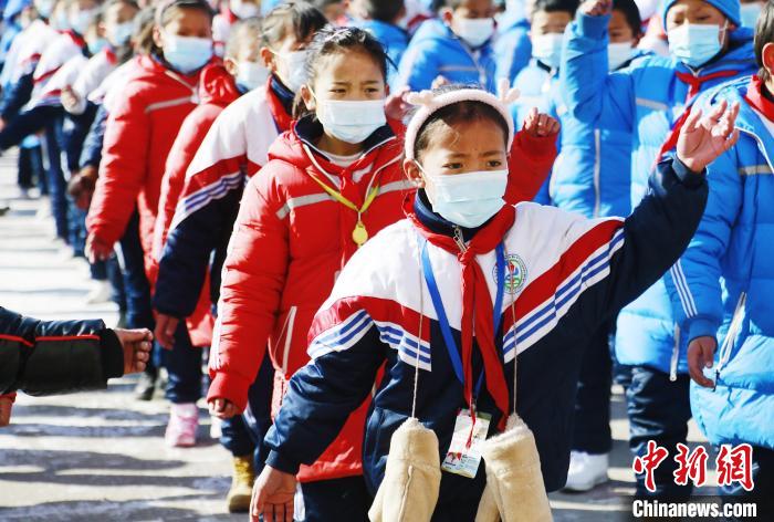 圖為學(xué)生跳起歡快的藏族舞蹈迎接新學(xué)期?！●R銘言 攝