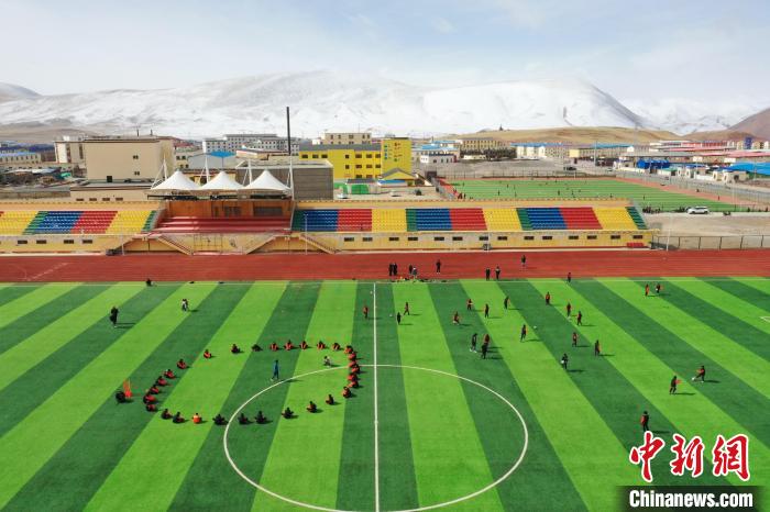 航拍曲麻萊縣足球場?！●R銘言 攝