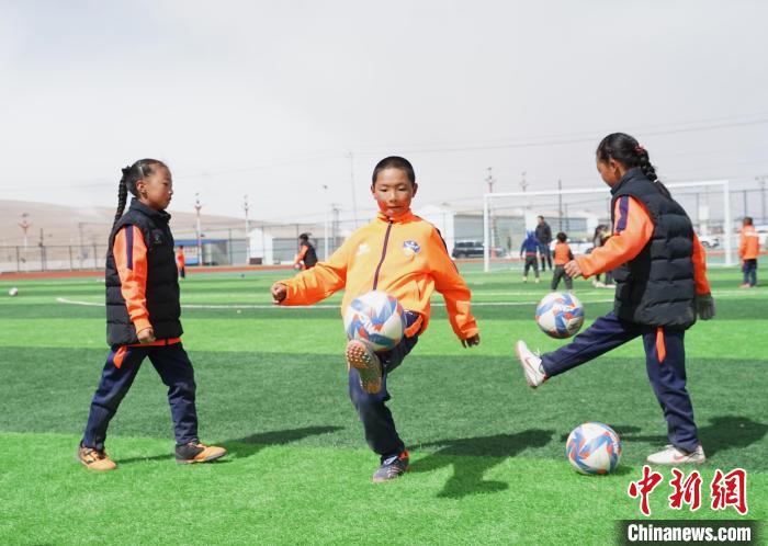 圖為孩子們進行顛球訓練?！●R銘言 攝