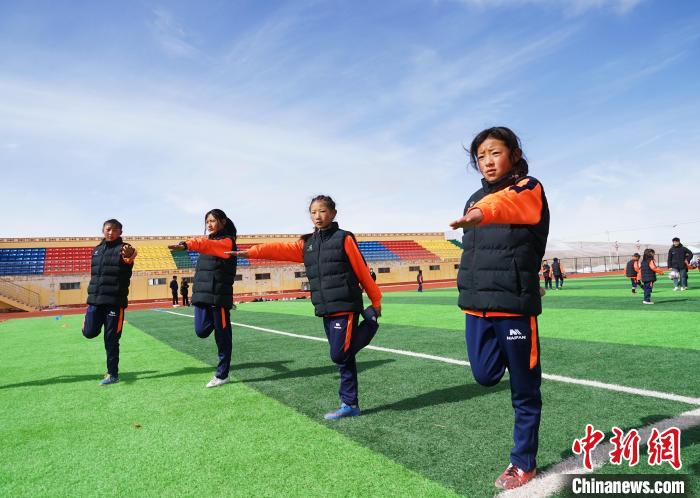 圖為孩子們正在熱身。　馬銘言 攝