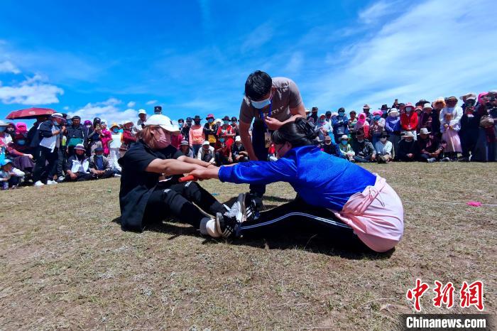 圖為當?shù)孛癖娺M行蹬棍比賽?！±铍h 攝