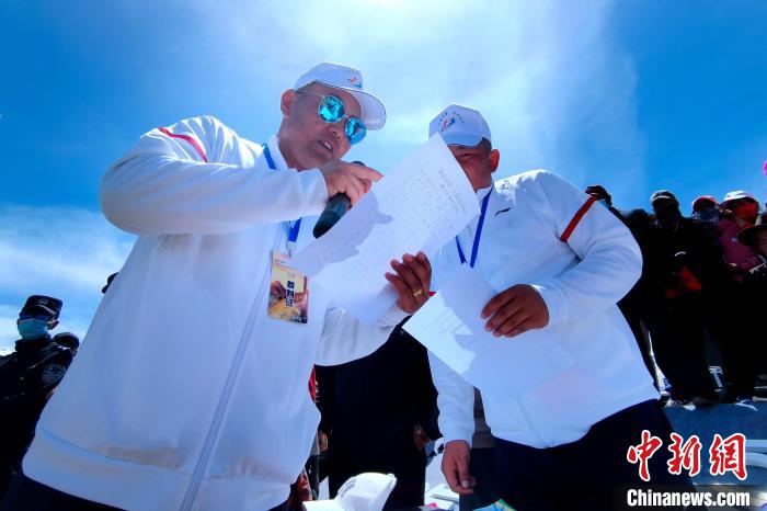 圖為裁判員統(tǒng)計牧民運動項目比賽成績?！±铍h 攝