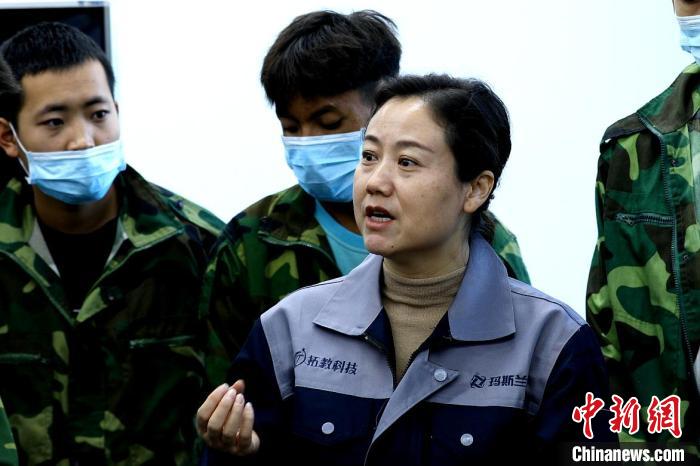 圖為李富香給與學(xué)生交流。(資料圖) 青海省教育廳供圖