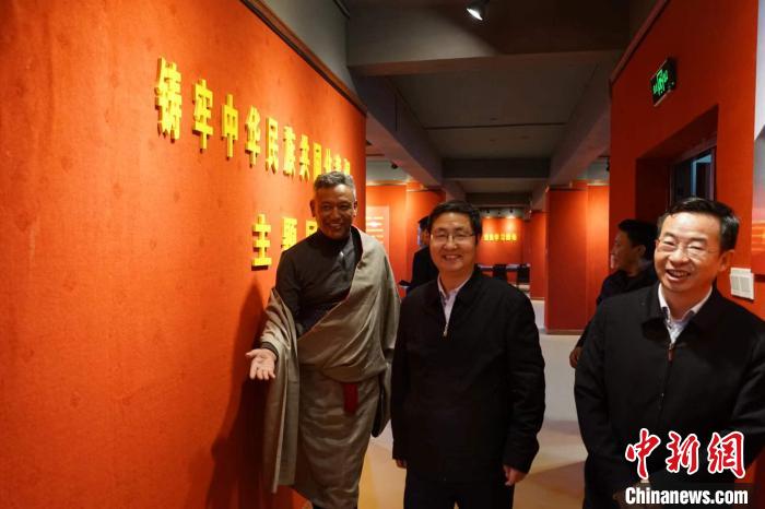 資料圖為參觀鑄牢中華民族共同體意識(shí)主題展。　胡貴龍 攝