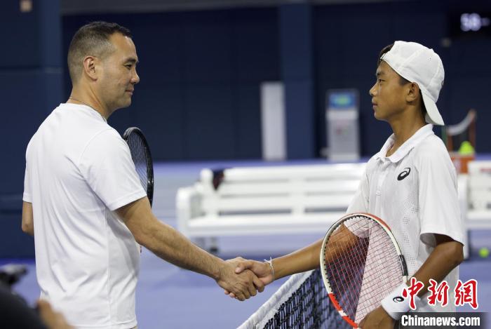 闊別兩年后，王發(fā)(右一)和王育喜(左一)再握手?！↑S迪燊 攝