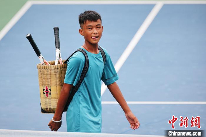 王發(fā)背著背簍在賽場上?！±罱ㄋ?攝