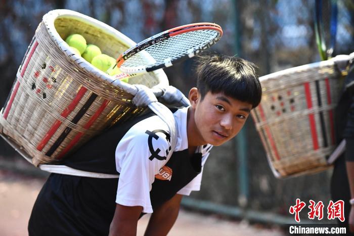 圖為“背簍少年”王發(fā)正在廊坊市體育館網(wǎng)球訓(xùn)練中心進(jìn)行訓(xùn)練?！∴嵆孔?攝