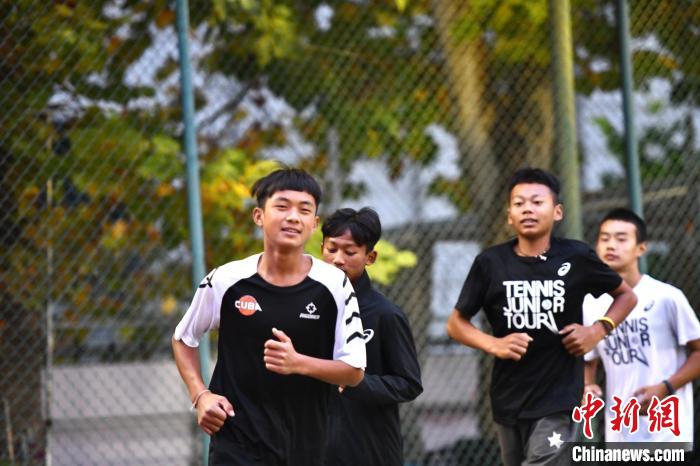 圖為王發(fā)和隊友們進(jìn)行體能訓(xùn)練。　鄭晨子 攝