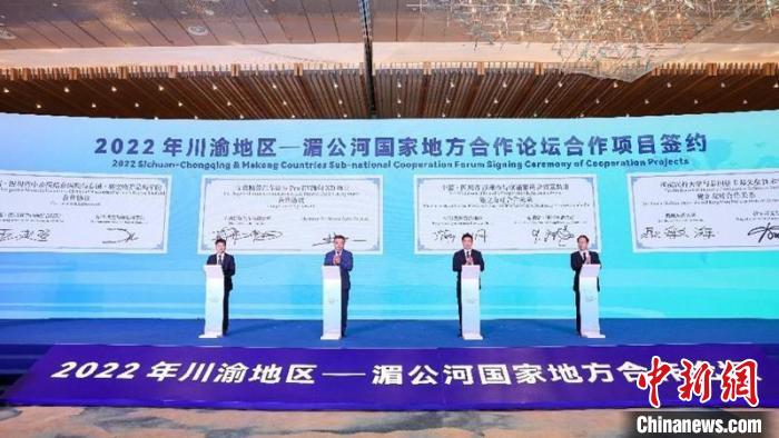 多個項目集中簽約。王宇 攝