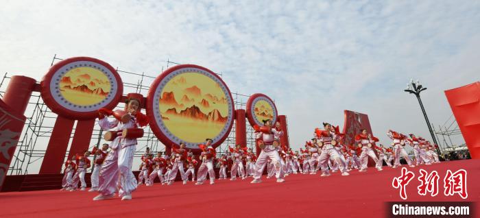 圖為山西翼城花鼓展演?！×赫赵?攝