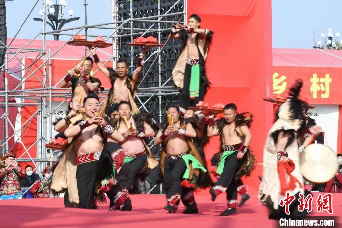 圖為少數(shù)民族舞蹈展演?！×赫赵?攝