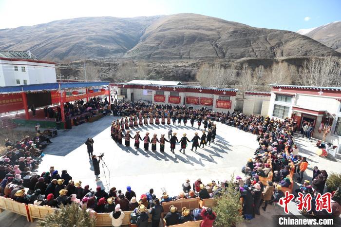 圖為匯報演出現(xiàn)場?！愔闈扇?攝