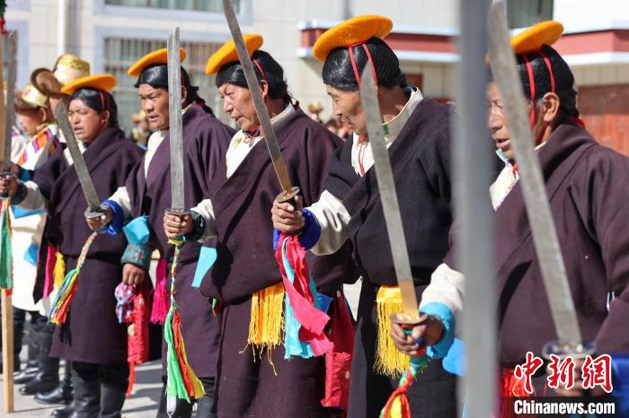 圖為藝人們手持藏刀表演加麻百·甲江?！愔闈扇?攝