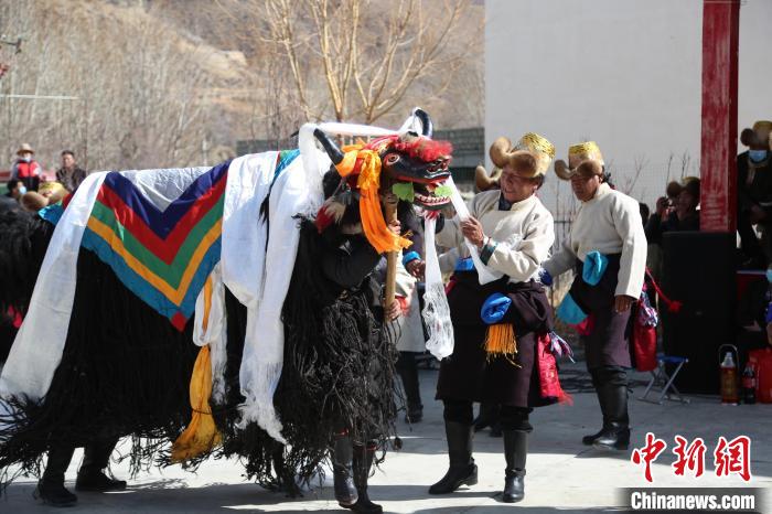 圖為民間藝人表演加麻百·甲江?！愔闈扇?攝