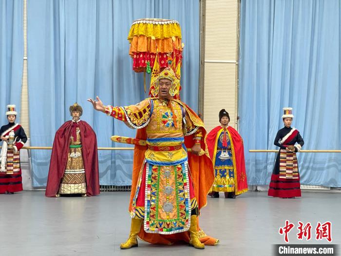 圖為格薩爾劇展演?！∠锴凡抛?供圖