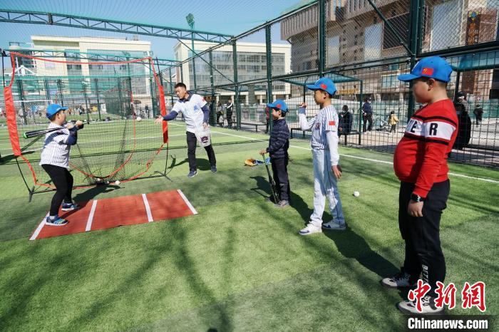 圖為小棒球手們進(jìn)行擊球訓(xùn)練。　馬銘言 攝