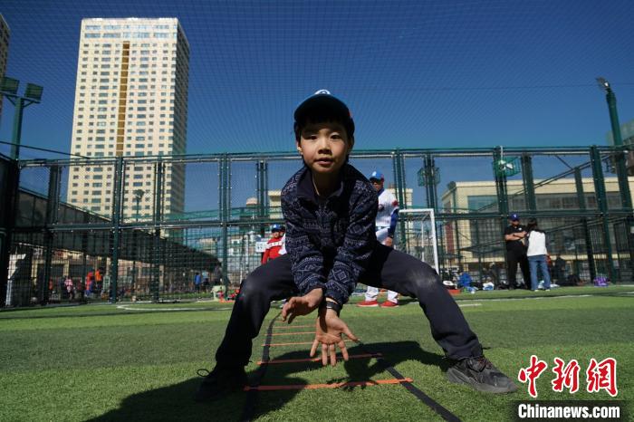 圖為小棒球手進(jìn)行接球動(dòng)作訓(xùn)練?！●R銘言 攝