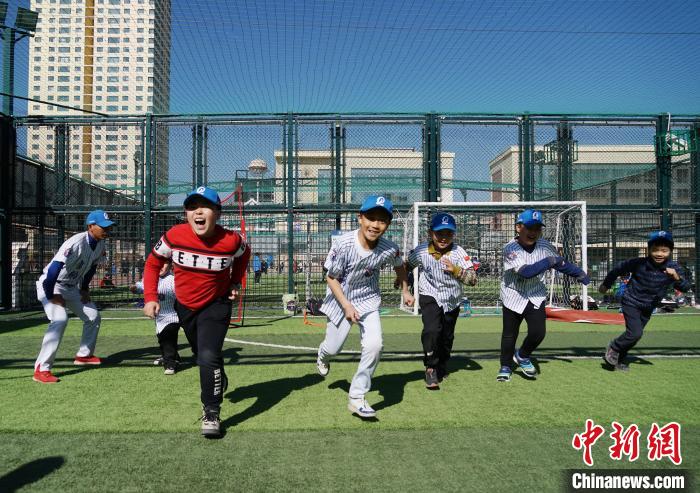 圖為小棒球手們進(jìn)行體能訓(xùn)練。　馬銘言 攝