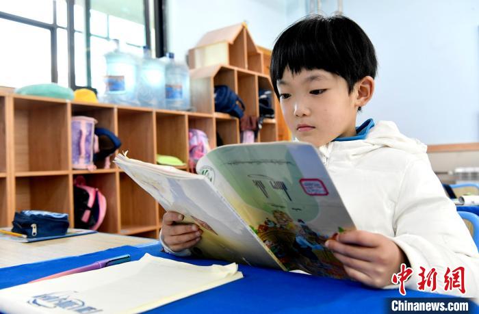 3月14日，西藏拉薩市第一小學(xué)一年級六班學(xué)生丁增樂吉在閱讀藏語課本?！±盍?攝
