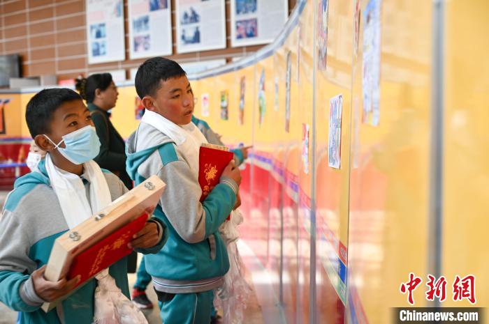 圖為學生參觀繪畫展。　趙朗 攝