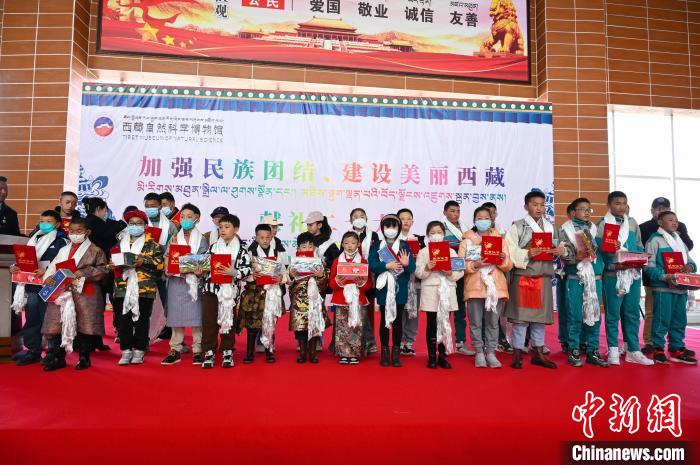 圖為部分獲獎學生合影?！≮w朗 攝