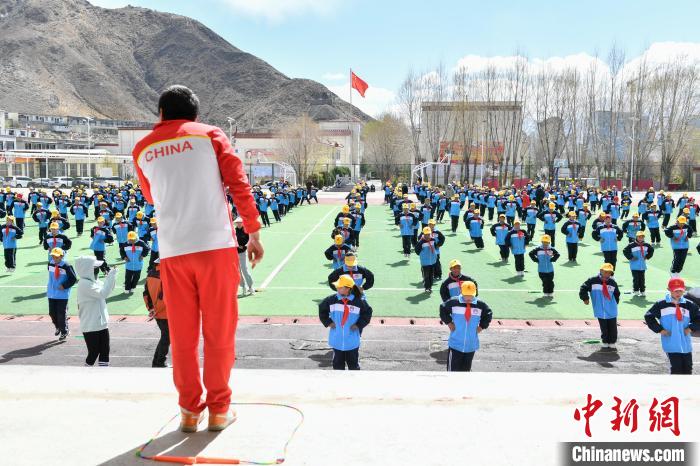 圖為學(xué)生在跳繩教練齊景龍的指導(dǎo)下做準(zhǔn)備運(yùn)動?！∝暩聛硭?攝