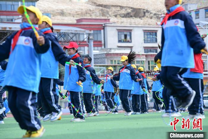 圖為學(xué)生正在練習(xí)跳繩?！∝暩聛硭?攝