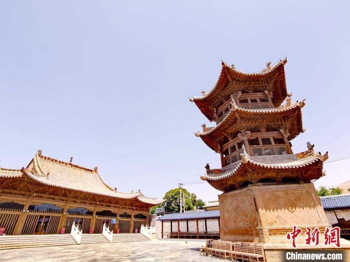 圖為阿河灘清真寺局部?！?zhí)砀?攝