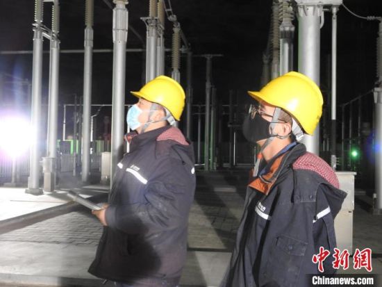 圖為5月10日凌晨，國(guó)網(wǎng)青海檢修公司柴達(dá)木換流站運(yùn)維人員在進(jìn)行柴拉直流系統(tǒng)停電操作。　姚曉英 攝