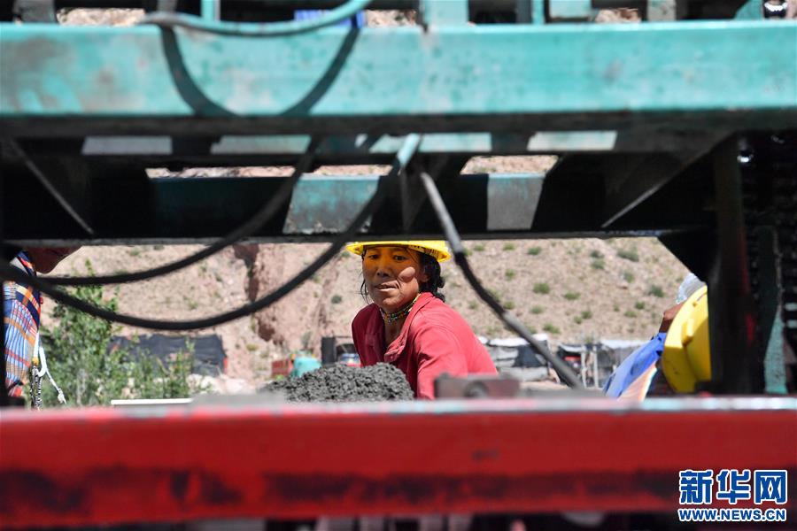 (社會)(2)藏東脫貧影像:為家鄉(xiāng)建設“添磚加瓦”