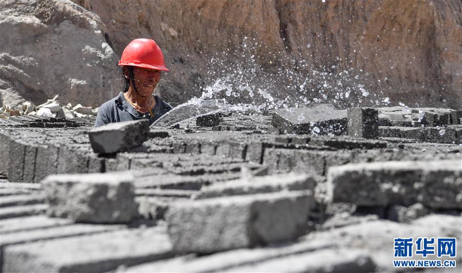 (社會)(3)藏東脫貧影像:為家鄉(xiāng)建設“添磚加瓦”