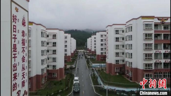 越西縣最大的易地扶貧搬遷安置點——城北感恩社區(qū)?！『武?攝