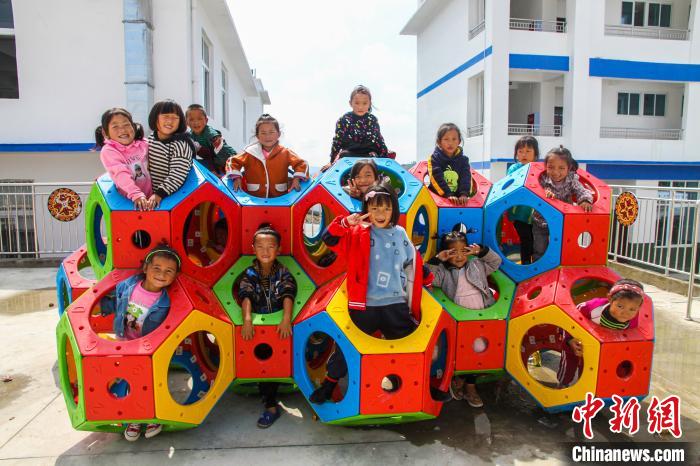 喜德縣一學(xué)校內(nèi)，孩子們露出開心的笑容?！柟拍救?攝