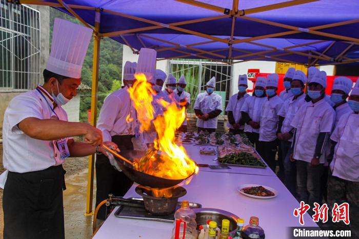 喜德縣冕山鎮(zhèn)舉辦的廚師培訓(xùn)班上，老師正在示范回鍋肉的做法?！柟拍救?攝