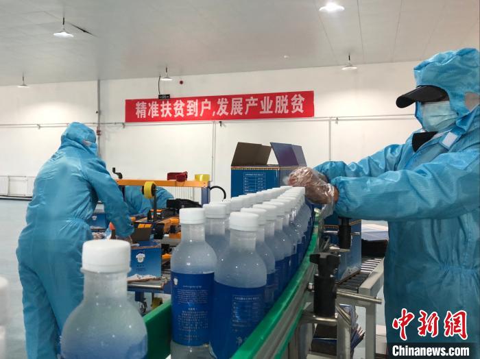 圖為阿里地區(qū)措勤縣某飲用水加工公司，該公司以“基地+公司+貧困民眾”為運(yùn)營模式，帶動貧困民眾68戶232人。　謝牧 攝