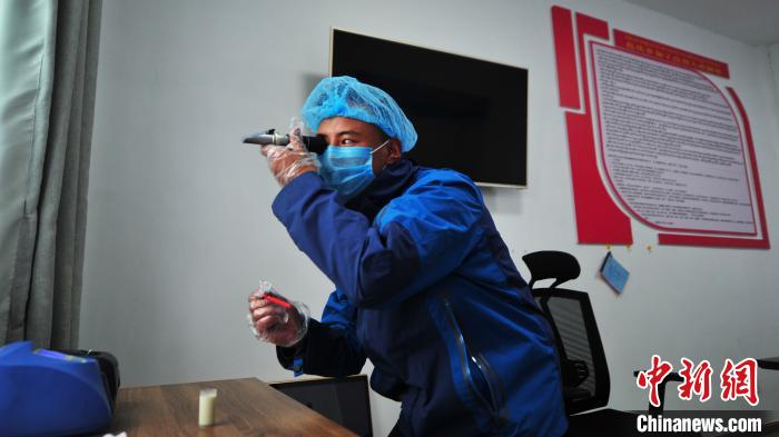 圖為8月11日，西藏那曲市聶榮縣色慶鄉(xiāng)雜瑪多種經(jīng)營合作聯(lián)合社質(zhì)檢員對從各牧場收集上來的牛奶進(jìn)行質(zhì)量檢測。色慶鄉(xiāng)統(tǒng)籌全鄉(xiāng)28個行政村的合作社，成立了擁有規(guī)范管理體系的合作聯(lián)合社，整合集體草場建立5座牧場，各牧場按照計(jì)分制統(tǒng)一放牧，畜產(chǎn)品實(shí)行定點(diǎn)、定時、定人收購，再統(tǒng)一檢測、加工、出售，建立了完整的牧業(yè)全產(chǎn)業(yè)鏈(資料圖)?！垈?攝