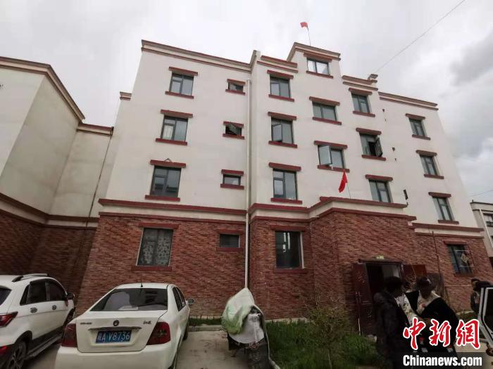 圖為8月12日，2018年7月從距那曲市色尼區(qū)城區(qū)那曲鎮(zhèn)90千米外的古露鎮(zhèn)當(dāng)桑村搬遷至城區(qū)的旦增新家位于一棟四層的樓房內(nèi)(資料圖)?！垈?攝