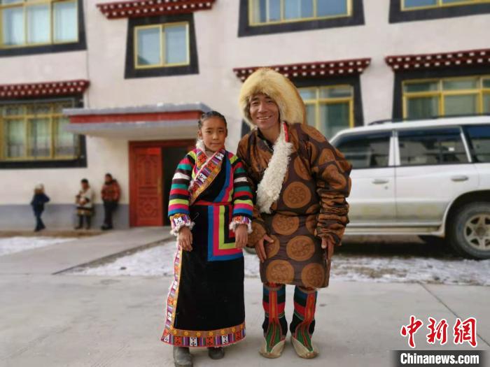 圖為2020年1月16日，搬遷至那曲市安多縣卓格扶貧小區(qū)的農(nóng)牧民在新家外面合影(資料圖)。　張偉 攝