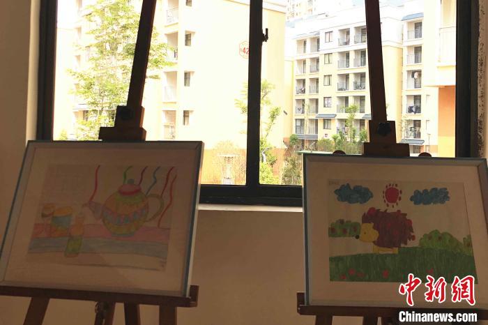 圖為會澤縣城易地扶貧搬遷點一所小學(xué)內(nèi)擺放著的學(xué)生畫作?！】姵?攝