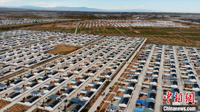 圖為航拍的武威市古浪縣黃花灘生態(tài)移民區(qū)富民新村。(資料圖) 李亞龍 攝