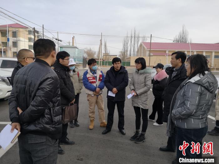 圖為青海大學工作人員正在現(xiàn)場考察該項目進行情況?！±罱瓕?攝