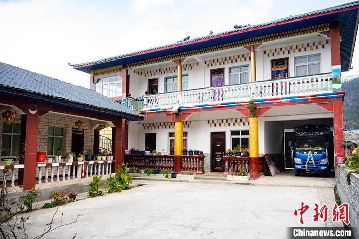 1月30日，嘎腰村，僜人苦梅夏自家的兩層樓房。<a target='_blank' ><p  align=