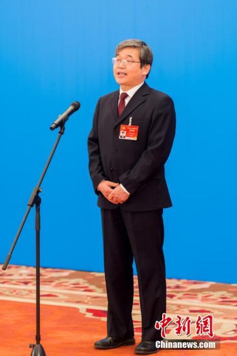 3月10日，全國政協(xié)十三屆四次會議第三場“委員通道”采訪活動在北京人民大會堂新聞發(fā)布廳舉行。圖為全國政協(xié)委員阿拉坦倉通過網(wǎng)絡(luò)視頻方式接受媒體采訪。<a target='_blank' ><p  align=