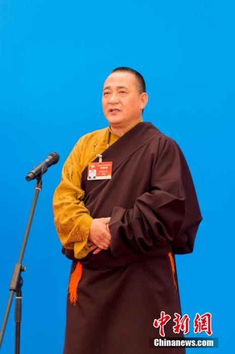 3月10日，全國政協(xié)十三屆四次會議第三場“委員通道”采訪活動在北京人民大會堂新聞發(fā)布廳舉行。圖為全國政協(xié)委員洛桑山丹通過網(wǎng)絡(luò)視頻方式接受媒體采訪。<a target='_blank' ><p  align=