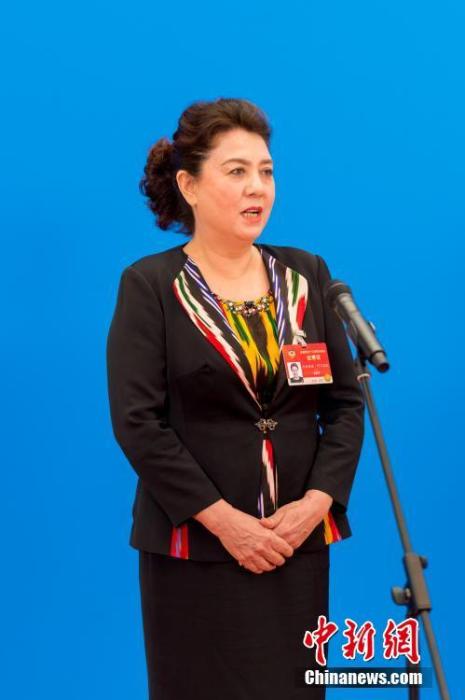 3月10日，全國政協(xié)十三屆四次會議第三場“委員通道”采訪活動在北京人民大會堂新聞發(fā)布廳舉行。圖為全國政協(xié)委員古麗帕麗·阿不都拉通過網(wǎng)絡(luò)視頻方式接受媒體采訪。<a target='_blank' ><p  align=