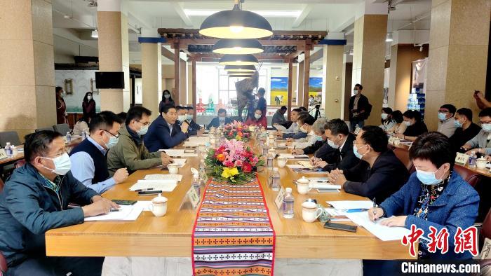 圖為國家糧食產(chǎn)業(yè)(青稞深加工)技術(shù)創(chuàng)新分中心在西藏拉薩掛牌儀式現(xiàn)場?！∝暽＠?攝