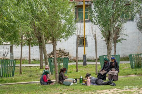 【走進(jìn)鄉(xiāng)村看小康】西藏塔巴村:村美陶美人更美