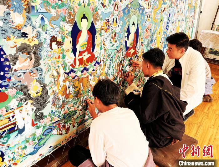 青海唐卡藝術小鎮(zhèn)：“勞模畫師”師帶徒，文化扶貧富一方