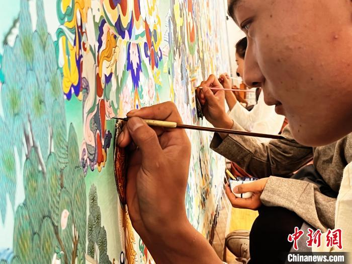 圖為畫師繪畫唐卡?！●R文莉 供圖